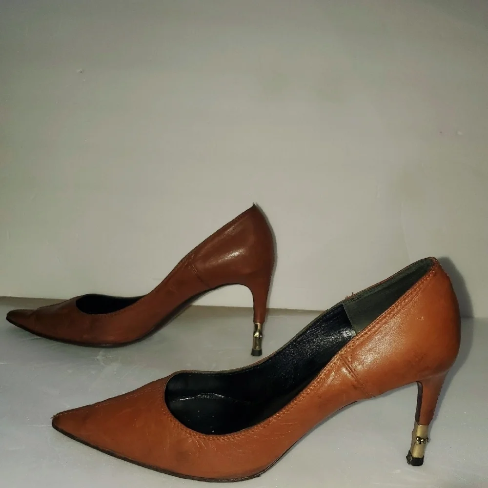 Authentic Gucci Brown Leather Pointed Toe Pumps With Gold Heel Accent, Size 9.5B - Picture 2 of 11